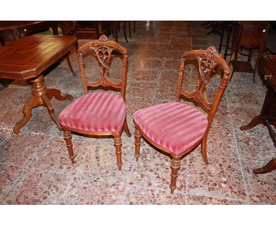 Gruppo di 4 sedie in legno di noce con motivi di intaglio XIX secolo Stile Vittoriano