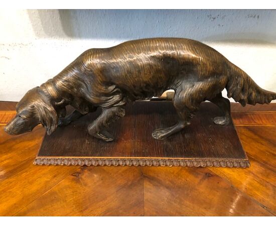 Cane setter in bronzo su base in legno cm. 43 x 13 x 17