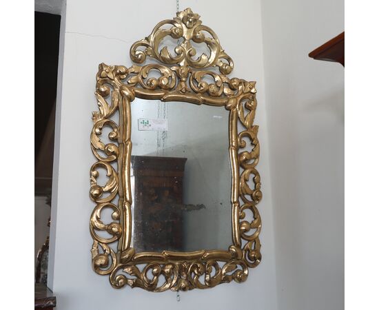 Specchiera rettangolare finemente intagliata in legno dorato
