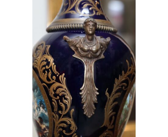 Vaso in porcellana blu con finiture in bronzo dorato
