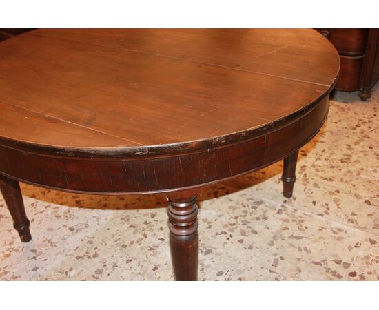 Grande tavolo circolare allungabile di inizio 1800 in legno di noce