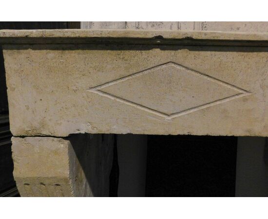 CHP365 - Camino in pietra di "Borgogna", epoca '700, cm L 168 x H 146 x P 101