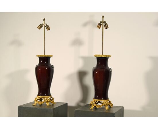 Coppia di lampade composte da vaso cinese in ceramica e montatura in bronzo dorato, Francia XIX secolo