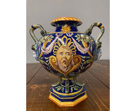 Antico vaso maiolica trilobato Ginori 1860 con festoni . firma blu . Ottimo stato . h 28
