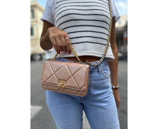 Chanel 19 Wallet On Chain