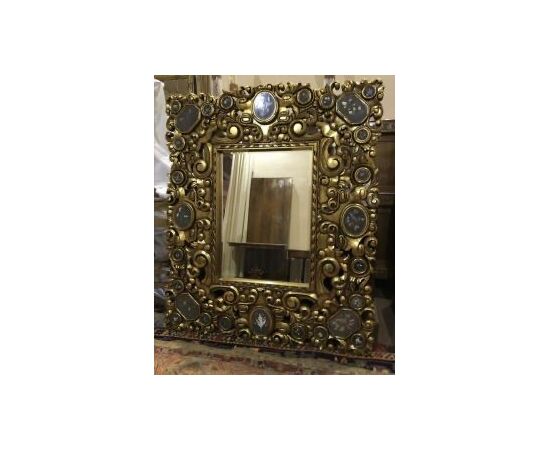 Specchiera in oro zecchino opaco con pietre dure. Epoca anni ‘50.  Misure: h. 150 cm x 35 cm.
