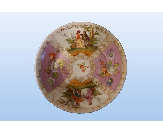 Grande tazzina con piattino in porcellana di Meissen del 1800 rosa con scene galanti