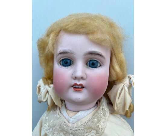 Bambola con testa in bisquit  e corpo in cartapesta.Occhi mobili.Germania