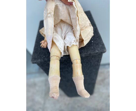 Bambola con testa in bisquit  e corpo in cartapesta.Occhi mobili.Germania