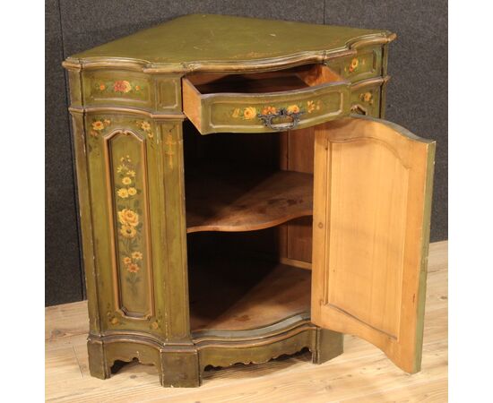 Painted and sculpted corner cupboard in the Venetian style of the 20th century