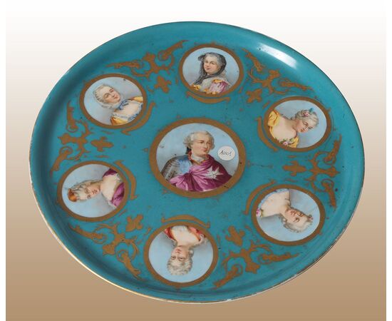 Grande piatto in porcellana di Sevres del 1800 decorato con personaggi su fondo azzurro 