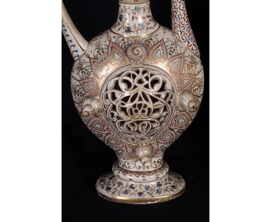 Antichi vasi ad anfora inglesi del 1800 dal gusto orientale