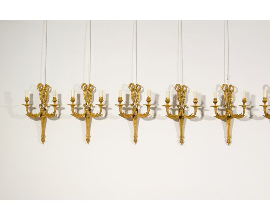 Serie di dieci applique in bronzo dorato a due luci, Francia, primi anni del XX secolo, stile Luigi XVI