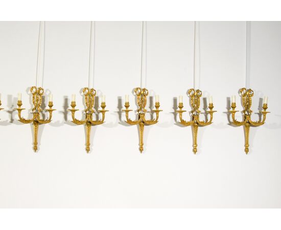 Serie di dieci applique in bronzo dorato a due luci, Francia, primi anni del XX secolo, stile Luigi XVI