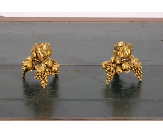 Coppia di candelieri in bronzo dorato, Francia, XX secolo, Stile Luigi XVI