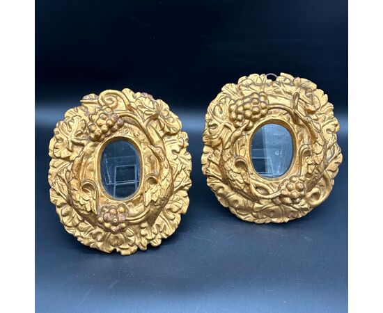 Rara coppia di cornici lignee scolpite e dorate - XVII secolo. 
