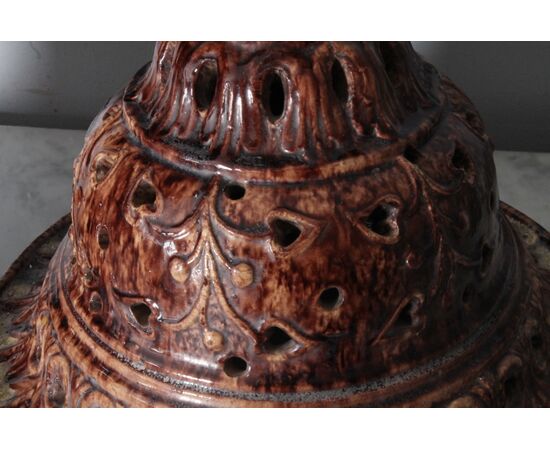 Antico vaso Braciere in maiolica epoca 700  Luigi XVI  grandi dimensione con festoni e cappello traforato.  Altezza cm 75 