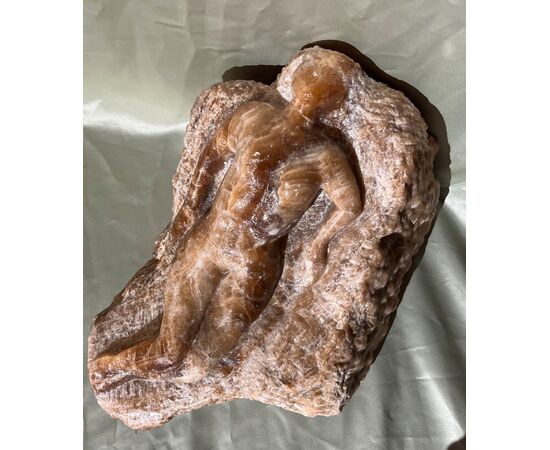 “Nudo di Donna” . Scultura in pietra d’ onice alabastro egiziano