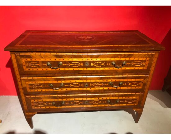 Elegant Louis XVI chest of drawers. End 700     