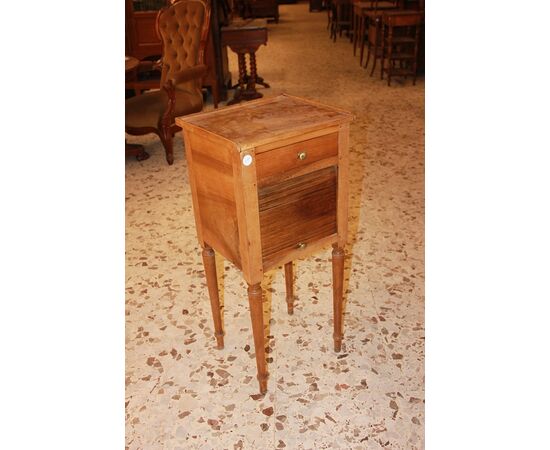Mobiletto comodino francese stile Luigi XVI del 1800 in legno di noce con serrandina