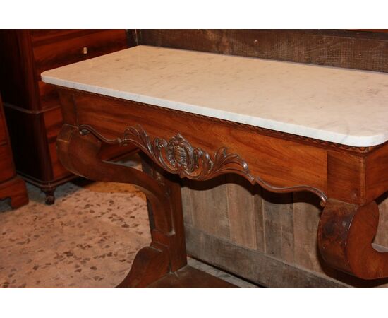 Consolle francese stile Luigi Filippo in legno di noce con piano in marmo cassetto e motivi di intaglio