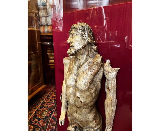 Antico Cristo ligneo del XVII secolo.  Altezza Cristo 77 cm. Teca h 90 cm x 38 cm. 