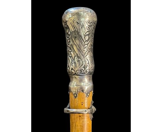 Bastone da cerimonia ‘compagnoni’ in argento con motivi floreali e geometrici stilizzati. Canna in malacca.