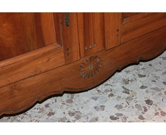 Credenza 2 porte francese in legno di noce stile Provenzale con motivo di intaglio XIX secolo