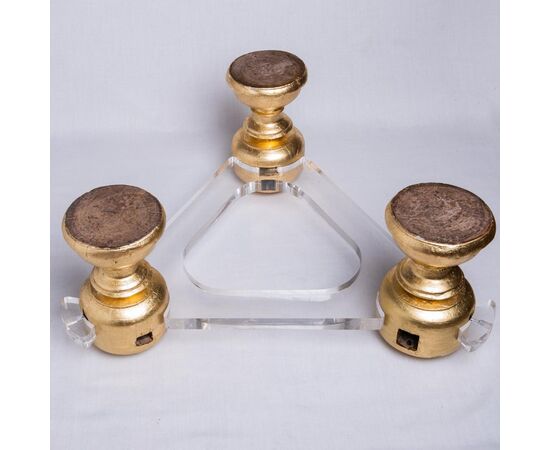 Tavolino in plexi con tre basi in legno dorato - M/281 -