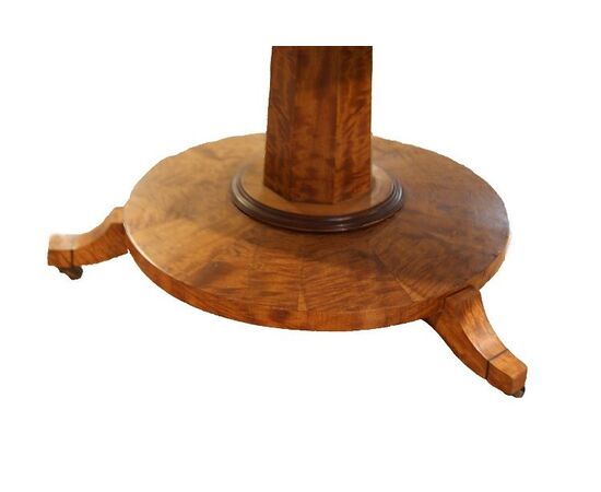 Tavolo circolare fisso inglese in legno di betulla e palissandro di inizio 1800 con bellissimi intarsi