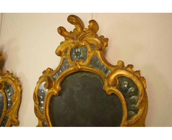 Coppia di piccole specchiere (ventole) in legno dorato, Torino, metà XVIII secolo