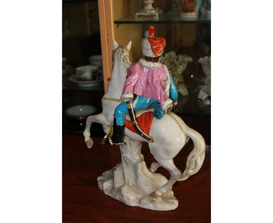 Scultura in porcellana Raffigurante Napoleone Bonaparte a cavallo XX secolo