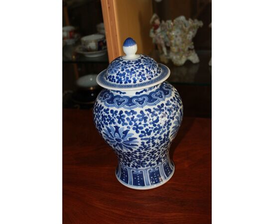 Coppia di potiche piccoli vasi cinesi in porcellana bianca e azzurra con coperchio
