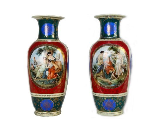 Coppia di vasi in porcellana manifattura Vienna dipinti in policromia con scene di gusto neoclassico