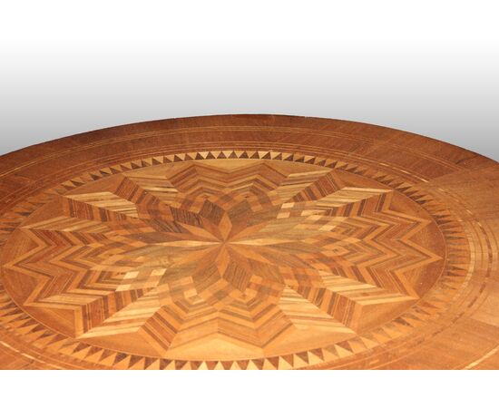 Grande Tavolo sorrentino circolare fisso del 1800 italiano riccamente intarsiato 