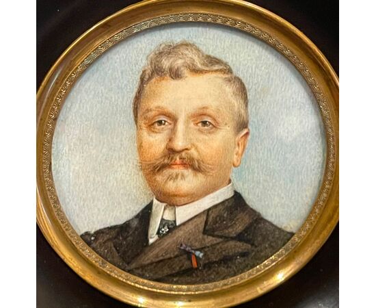 Miniatura a olio raffigurante volto maschile  con cornice lignea.