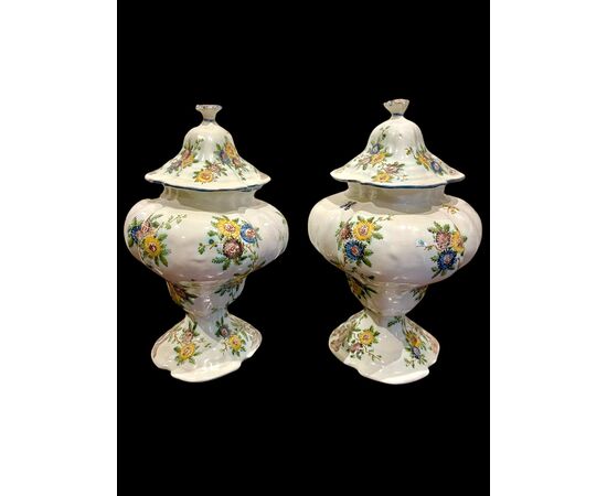 Coppia di vasi con coperchio decorati con il motivo floreale  al ‘tacchiolo’.Manifattura di Giacomo Boselli.Savona.