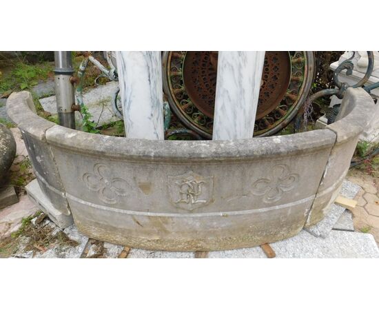  DARS560 - Fontana/vasca in marmo bianco con stemma scolpito, misura cm L 200 x H 54
