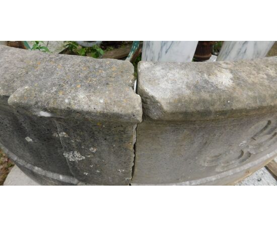  DARS560 - Fontana/vasca in marmo bianco con stemma scolpito, misura cm L 200 x H 54
