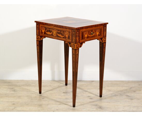 Tavolino da centro neoclassico in legno intarsiato, Lombardia, fine XVIII secolo  