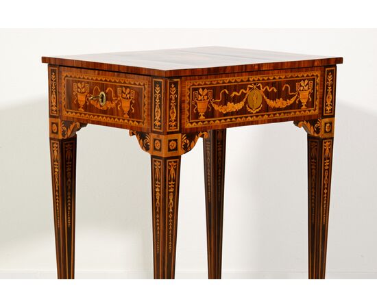 Tavolino da centro neoclassico in legno intarsiato, Lombardia, fine XVIII secolo  