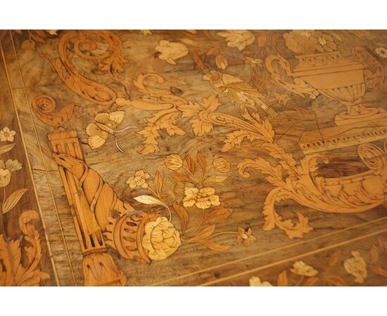 Tavolo da salotto Olandese di fine 1700 riccamente intarsiato