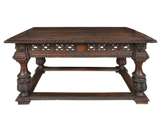 Grande tavolo scrittorio in legno intagliato. Europa centrale, fine XVI - inizi XVII sec.