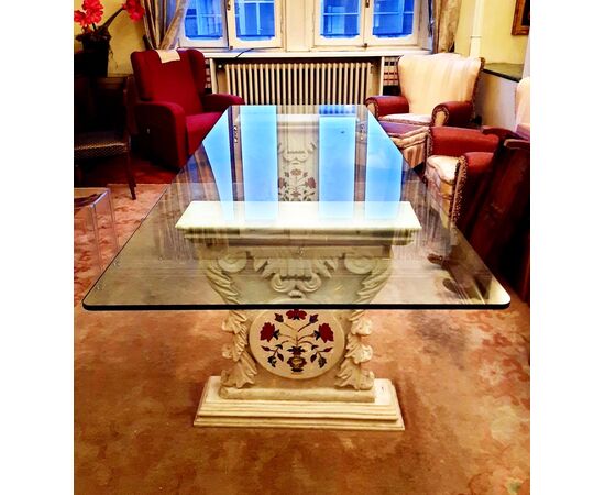 Tavolo in cristallo con 12 sedute, basi in marmo con inserti floreali della fine del XIX Secolo. Larg. 71 x h 76 x prof. 20 cm.