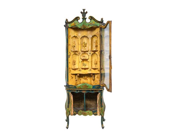 Mobile vetrina in legno intagliato, laccato e dipinto. Venezia, XIX sec.