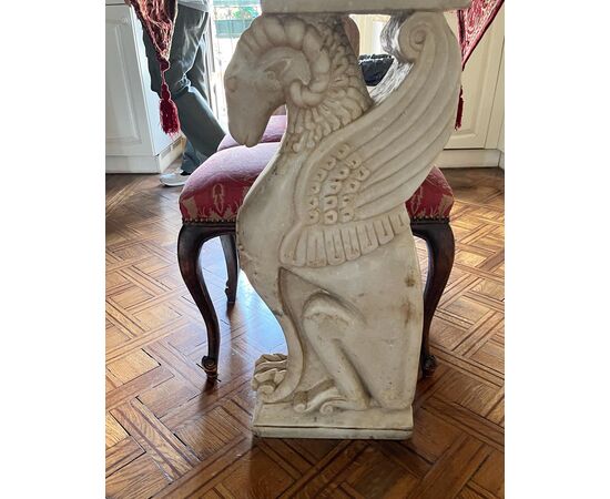 Coppia basi in marmo con figure antropomorfe della fine del XIX secolo. Misure h 75cm x larg. 32 cm x prof. 15 cm. 