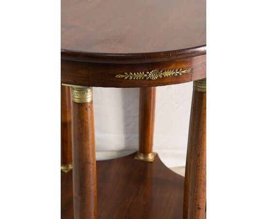 Tavolino Impero Francese in mogano con innesti di elementi in bronzo dorato. Periodo XIX secolo.