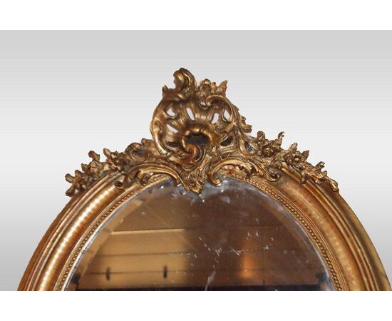 Specchiera ovale Luigi XV del 1800  francese dorata con cimasa foglia oro
