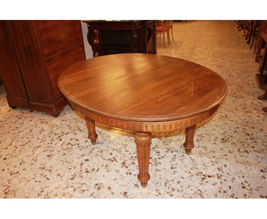 Tavolo francese ovale allungabile stile Luigi XVI in legno di noce XIX secolo fine