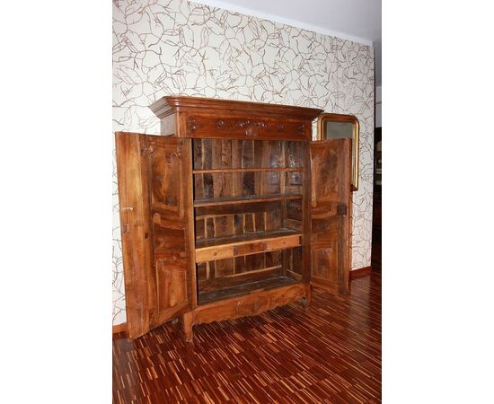 Grazioso armadio provenzale francese del 1700 in legno di noce con ricchi motivi di intaglio